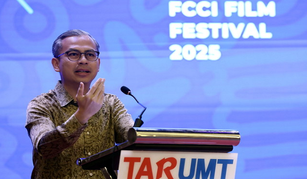 Menteri Komunikasi, Datuk Fahmi Fadzil berucap pada Majlis Pelancaran TAR UMT FCCI Film Festival 2025 – Alkisah: The Wonders of Asian Folklore di Universiti Tunku Abdul Rahman / Foto BERNAMA